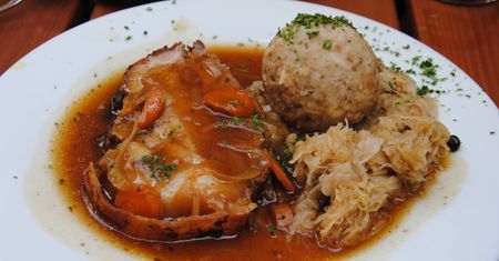 Kotlety wieprzowe w kapuście kiszonej