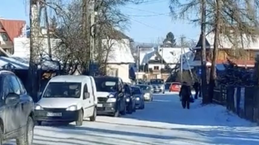 Wielokilometrowa kolejka aut z turystami, którzy tłumnie zwalili się do Białki Tatrzańskiej i ruszyli na stoki narciarskie (Facebook)