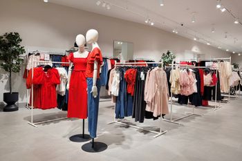Pracownicy H&M będą nosić specjalne kamery. Powód? Kradzieże na Wyspach
