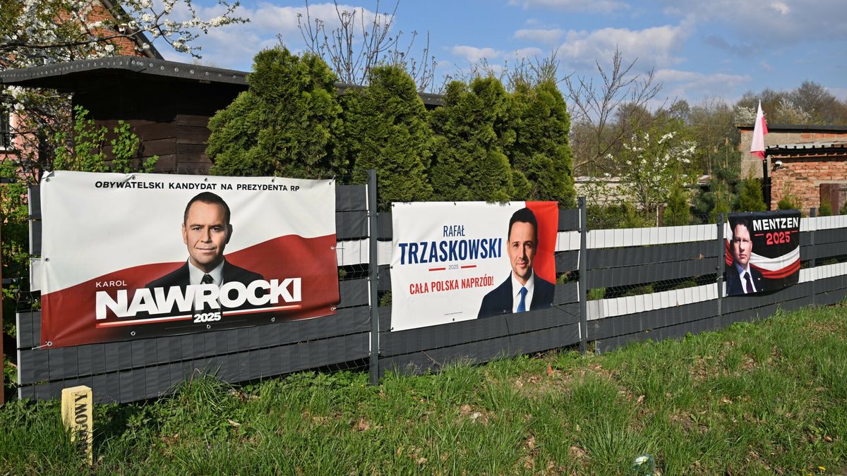 Plakaty wyborcze 2025
20.04.2025 Gdansk Kampania wyborcza prezydencka 2025 plakaty wyborcze
Fot. Wojciech Strozyk/REPORTER
N/z: plakat Rafal Trzaskowski Karol Nawrocki Slawomir Mentzen
Wojciech Strozyk/REPORTER