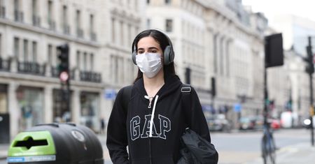 "COVID-19 może stać się sezonową epidemią". Wirusolog ostrzega
