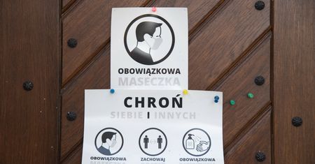 Rekord zakażeń. Dr Fiałek o obostrzeniach