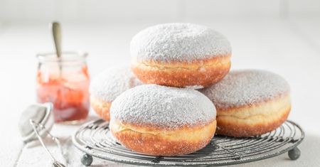 Najszybszy przepis na pyszne pączki. Zrobisz je w kwadrans