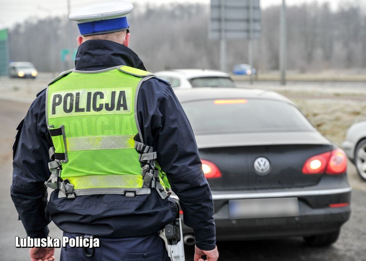 Kontrola policyjna. Funkcjonariusz szybko zauważy problem z tablicami rejestracyjnymi