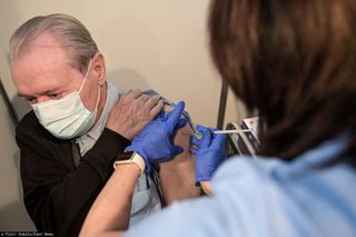 Dlaczego szczepionka AstraZeneca nie jest zalecana u osób starszych? Wyjaśnia prof. Szuster-Ciesielska (WIDEO)