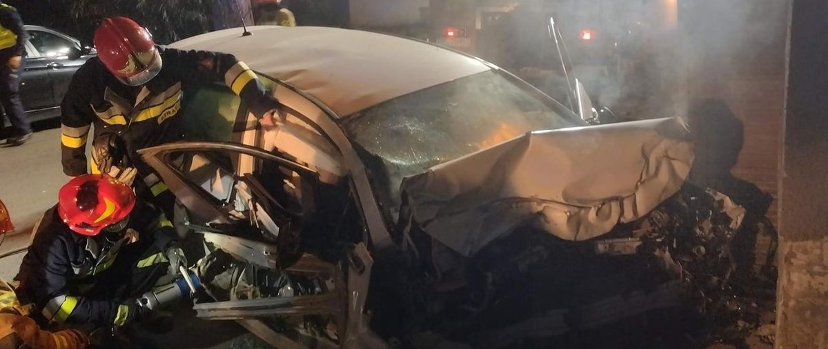 Wypadek pod Ostrowcem Świętokrzyskim. Opel wbił się w betonową kapliczkę