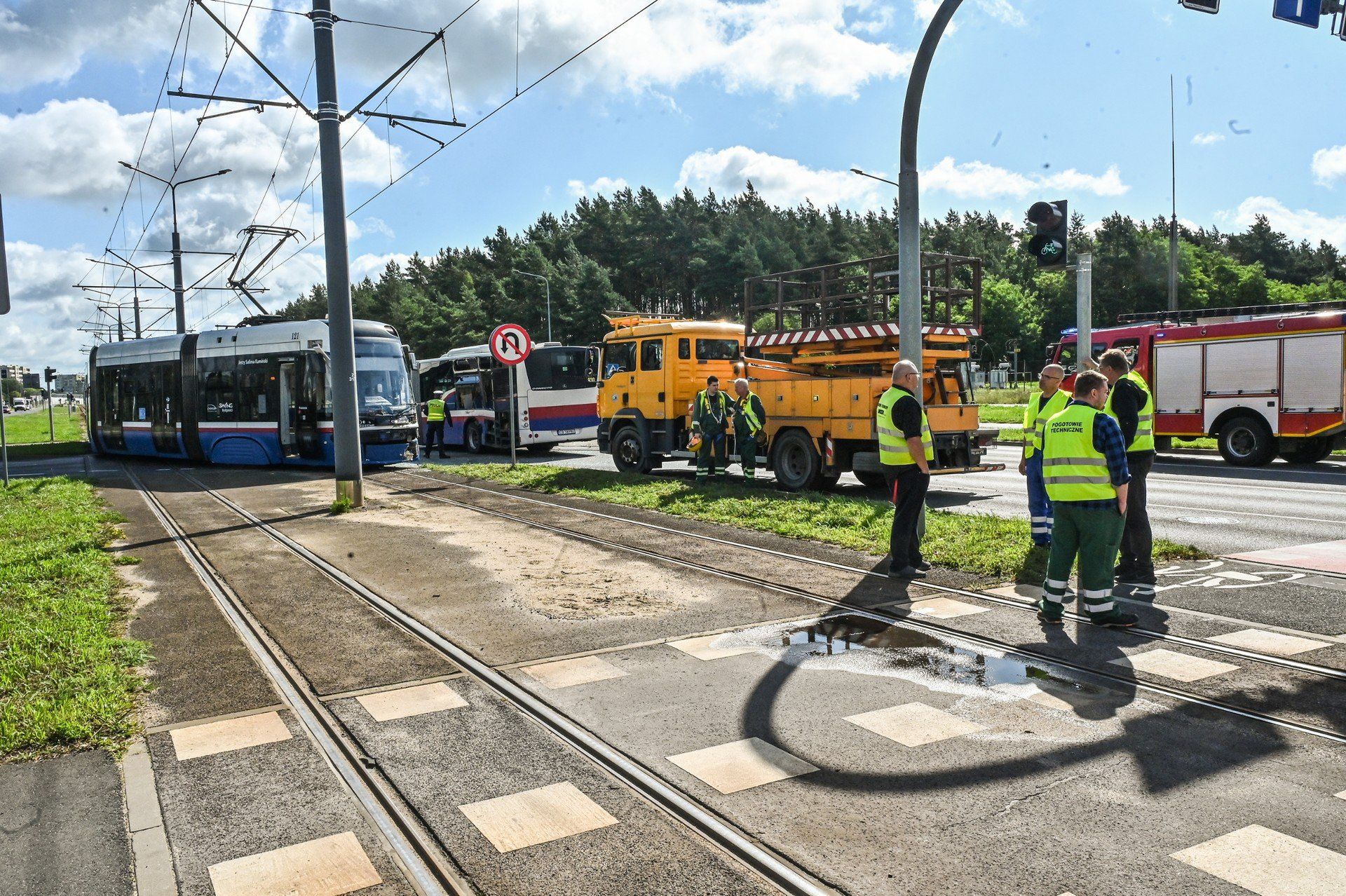 Bydgoska policja przekazała, jak doszło do wypadku z udziałem tramwaju i autobusu miejskiego w bydgoskim Fordonie.
