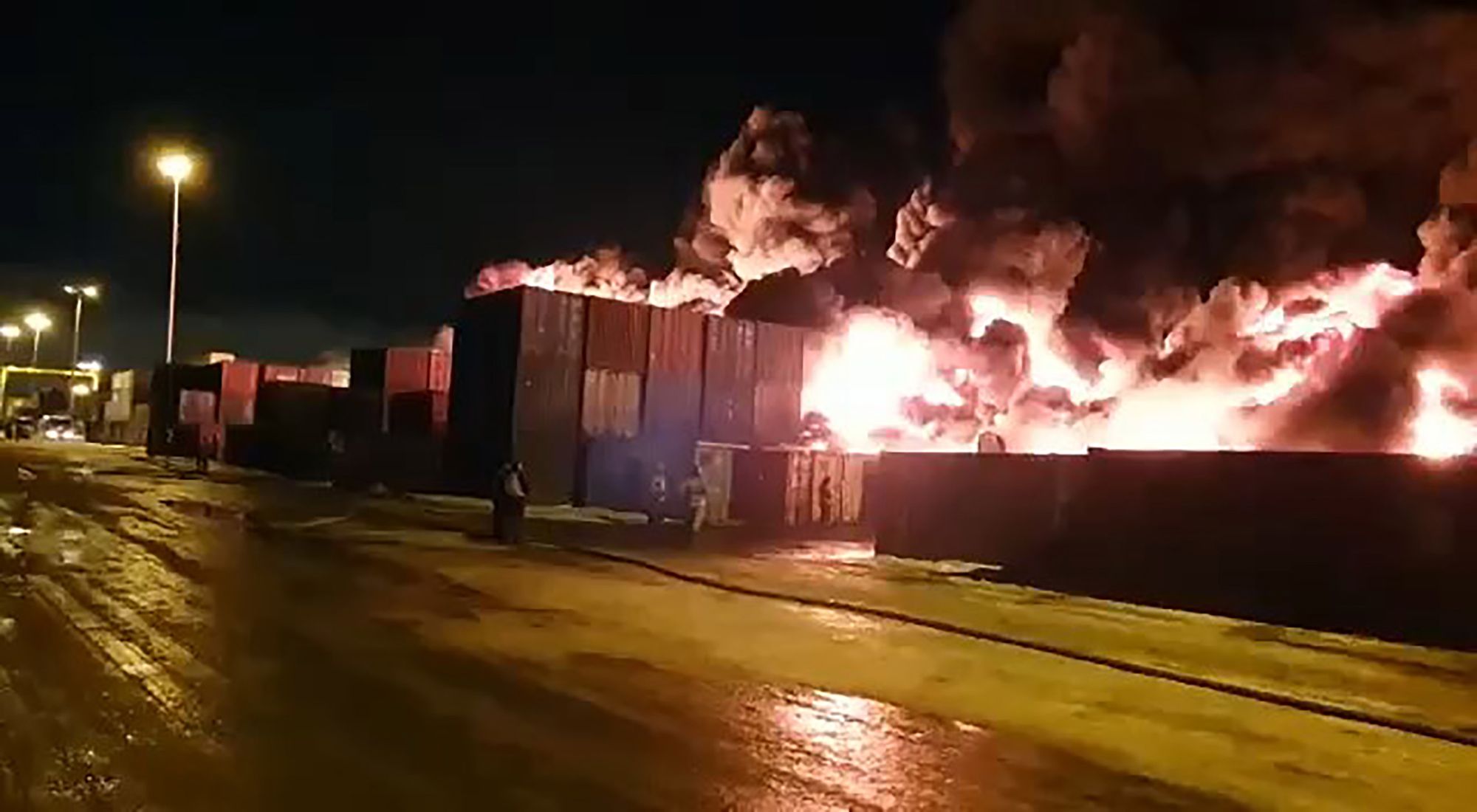 Zdjęcia ogromnego pożaru w Petersburgu. Płonie skład chemii i gumy 4