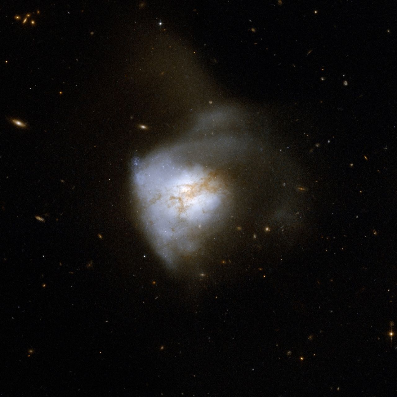 Galaktyka Arp 220 (IC 1127, VV 540, KPG 470, UGC 09913) widziana z HST.