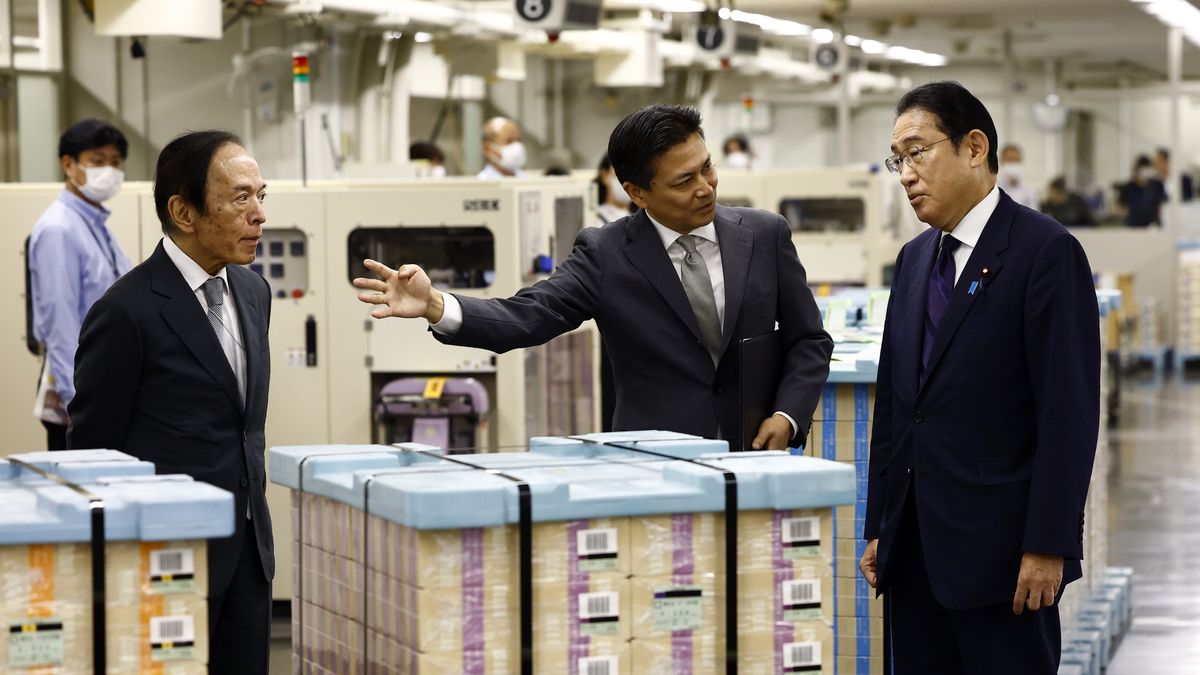 Kazuo Ueda, governor of the Bank of Japan (BOJ), left, Toshio Kanazawa, director-general at the Bank of Japan currency issue department, and Fumio Kishida, Japan's prime minister, visit the Bank of Japan headquarters in Tokyo, Japan, on Wednesday, July 3, 2024. Japan issued newly designed banknotes for the first time since 2004 in a move that may provide a small boost to the economy while potentially nudging some cash hoarders to invest money instead of stashing it under the mattress. Photographer: Issei Kato/Reuters/Bloomberg via Getty Images