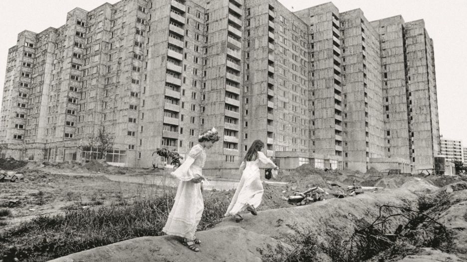 Warszawa. Jedna z prasowych fotografii, stanowiących ekspozycję wystawy "Ostrzej widzieć" w Domu Spotkań z Historią. Targówek, 16.12.1979. Fot. Andrzej Kiełbowicz