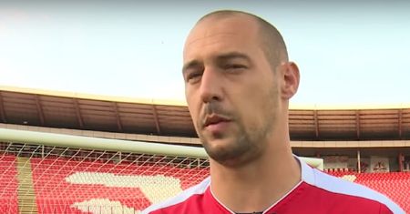 Chwile grozy! Nagle podjechała furgonetka. Znany bramkarz nie spanikował