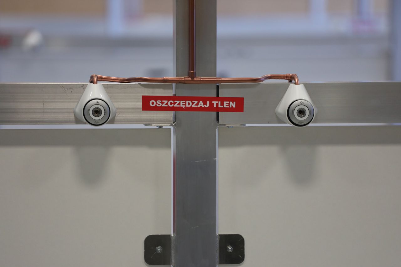 Gniazdo tlenowe w punkcie szczepień na Stadionie Narodowym, zamienionym w szpital covidowy, 22.03.2021 r. Warszawa