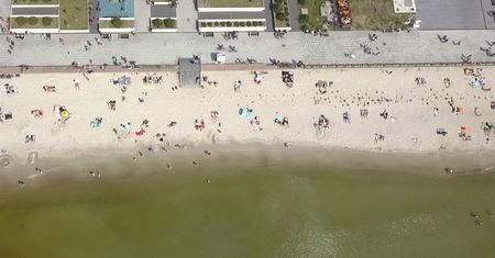Łańcuch życia w Helu. Plażowicze wsparli ratowników
