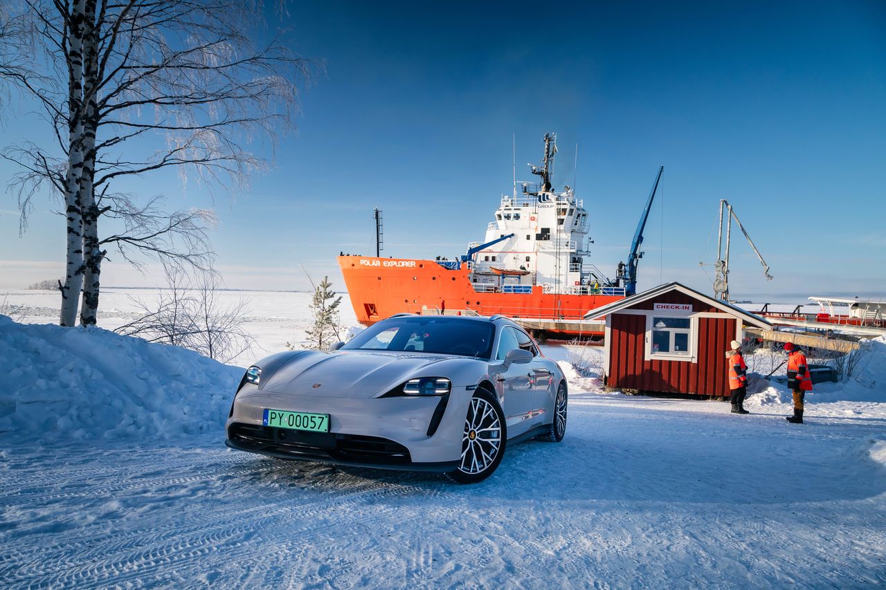 Porsche Taycan 4S Sport Turismo i lodołamacz Polar Explorer