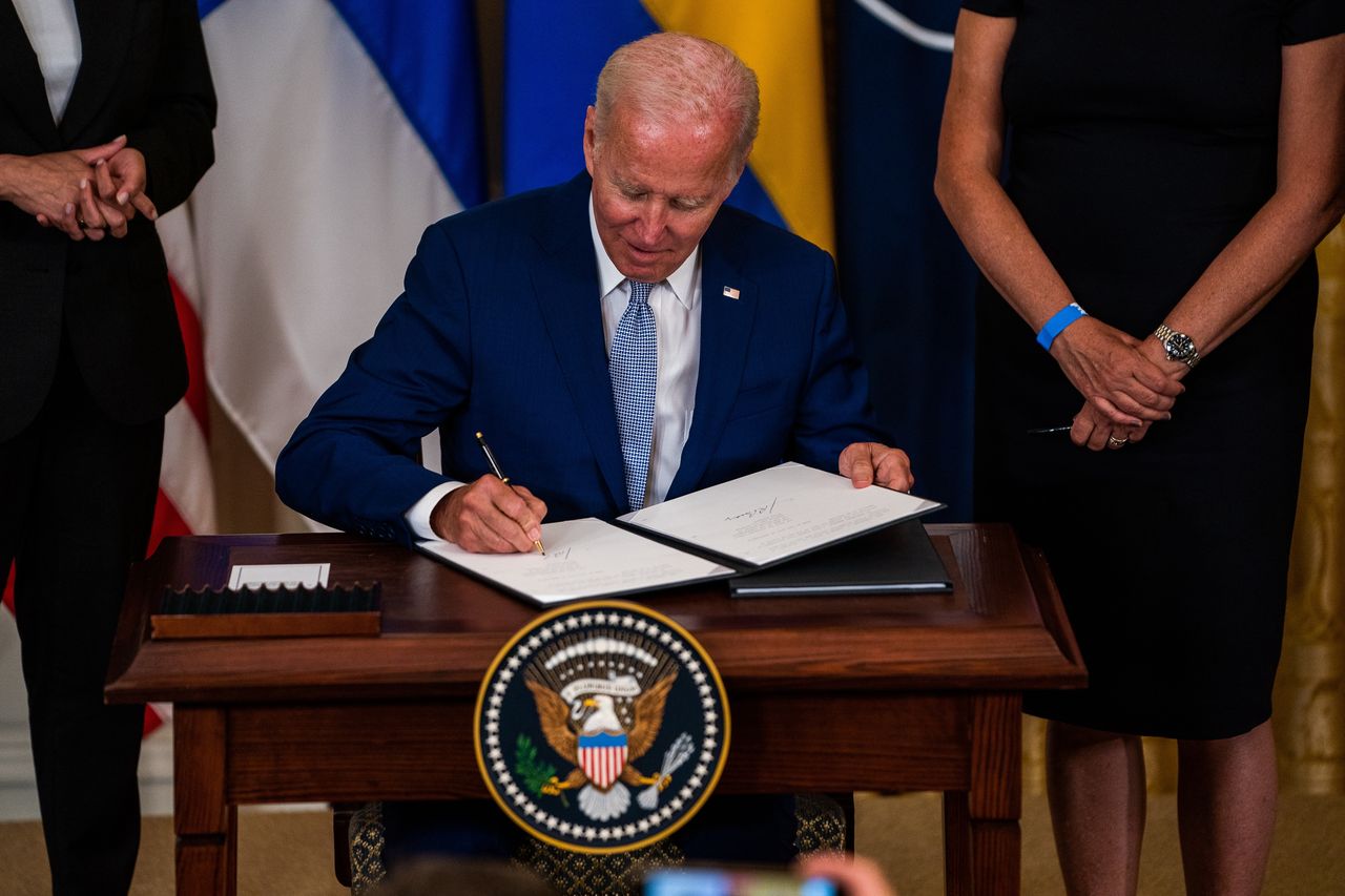 Gigantyczne wydatki USA. Biden podpisał ustawę wartą ok. 740 mld dolarów