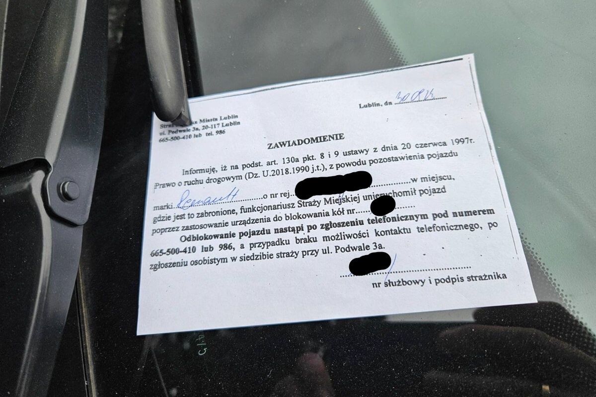 Zawiadomienie straży miejskiej za wycieraczką