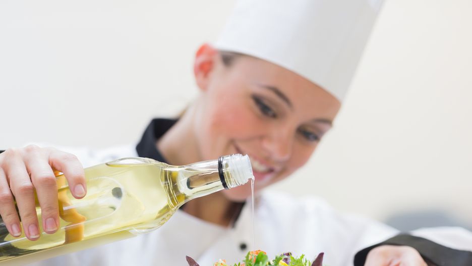 3 proste przepisy na domowy sos do sałatek 1