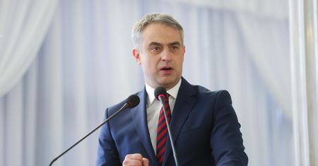 Rząd nie będzie kontynuował programu PiS-u? "Nieporozumienie"