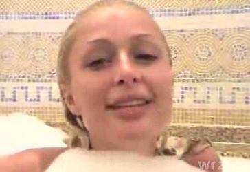 Paris Hilton w wannie (wideo)