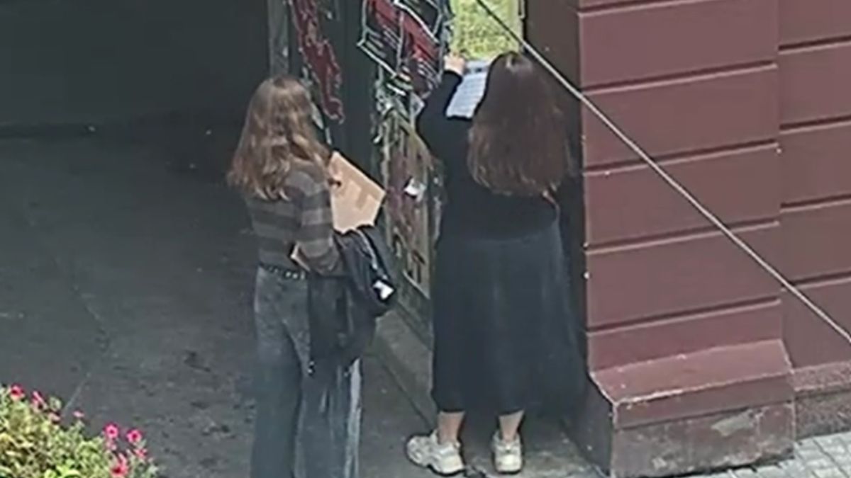 Nastolatki rozwieszały plakaty na Piotrkowskiej.