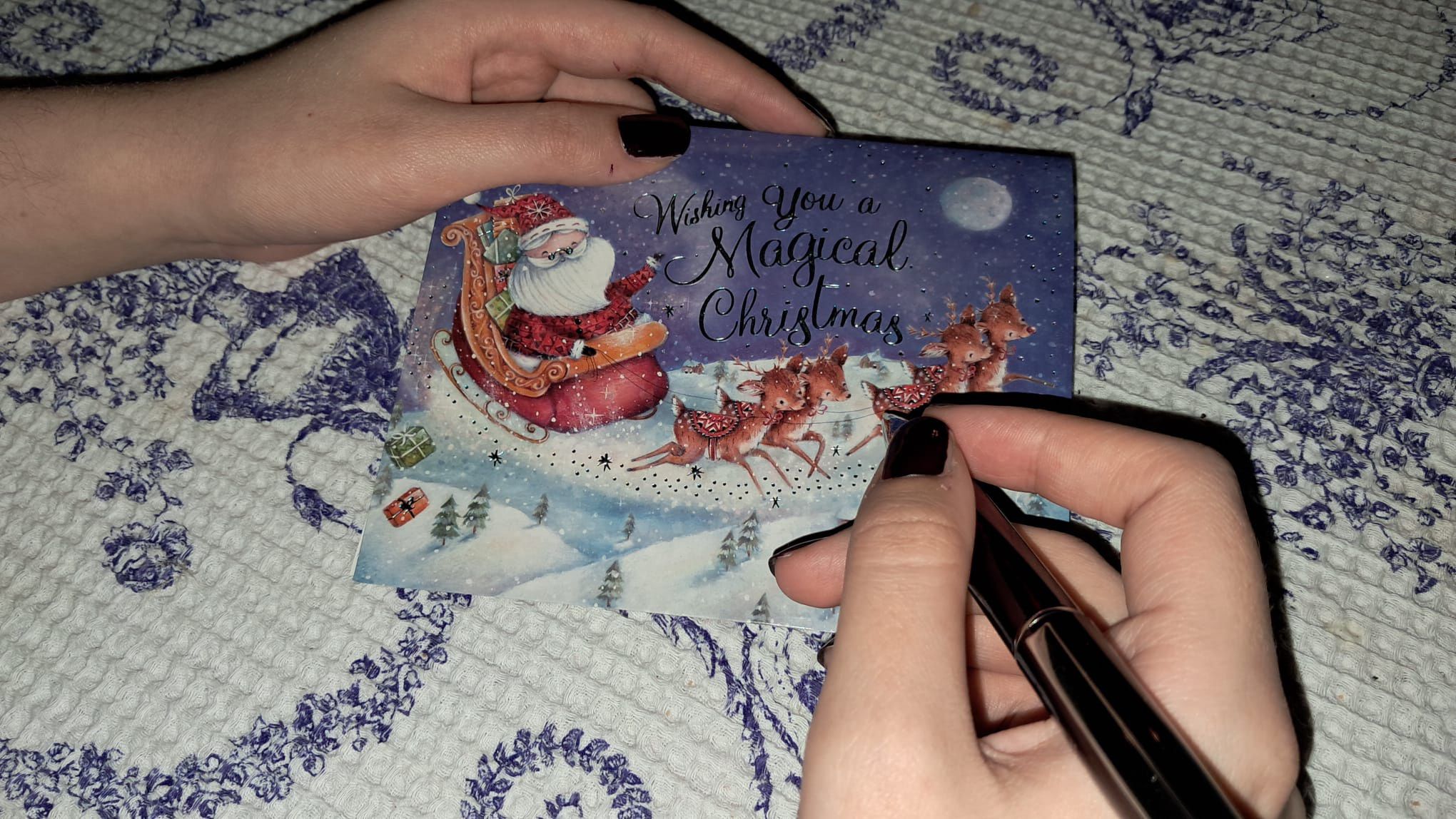 Tradycja wysyłania świątecznych kartek powoli zanika