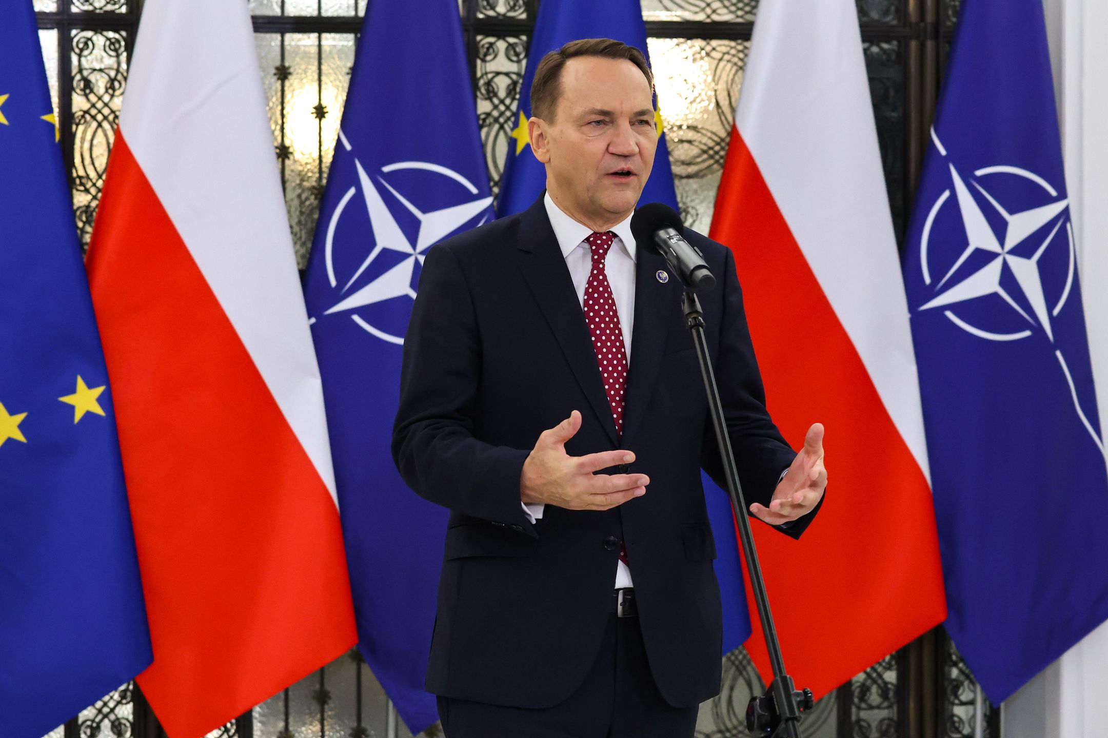 Radosław SikorskiWarszawa, 26.02.2026. Wicepremier, minister spraw zagranicznych Radosław Sikorski podczas konferencji prasowej w Sejmie, 26 bm. Wicepremier, minister spraw zagranicznych Radosław Sikorski przedstawił w Sejmie expose ws. priorytetów polskiej polityki zagranicznej. (sko) PAP/Albert ZawadaAlbert Zawada10 10. X kadencja kadencji, mównica, obrady, obrady Sejmu, polityk, polityka, posiedzenie, sala obrad, sala plenarna, sala posiedzeń, sejm, sejmu