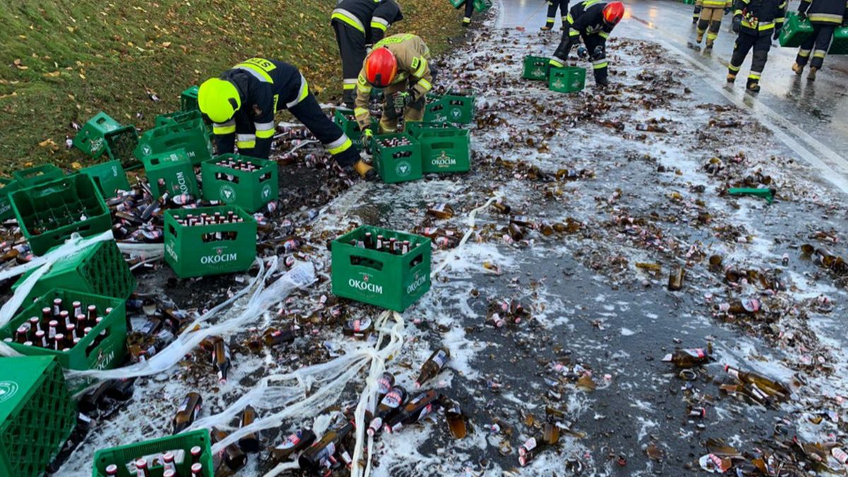  Litry złotego złoty trunku popłynęły drogą krajową nr 10 w miejscowości Recz w woj. zachodniopomorskim.