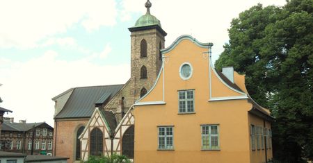 "Zasadę mam prostą". Ksiądz z Gdańska wywiesił na kościele zaskakujący baner