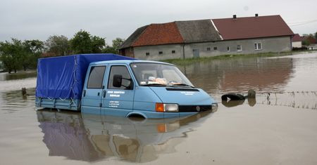 Zatopione wsie. Prezes Izby Rolniczej w Opolu: sytuacja jest tragiczna