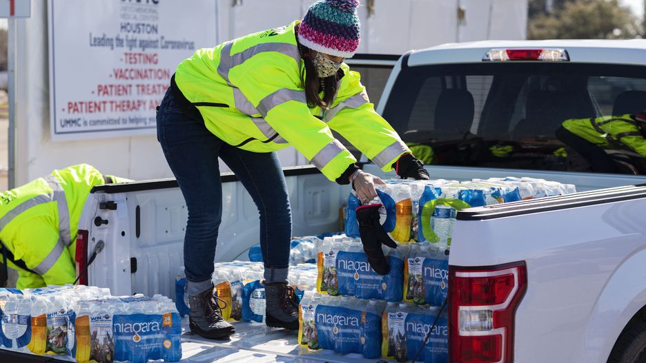 USA. Ludzie gromadzą zapasy wody