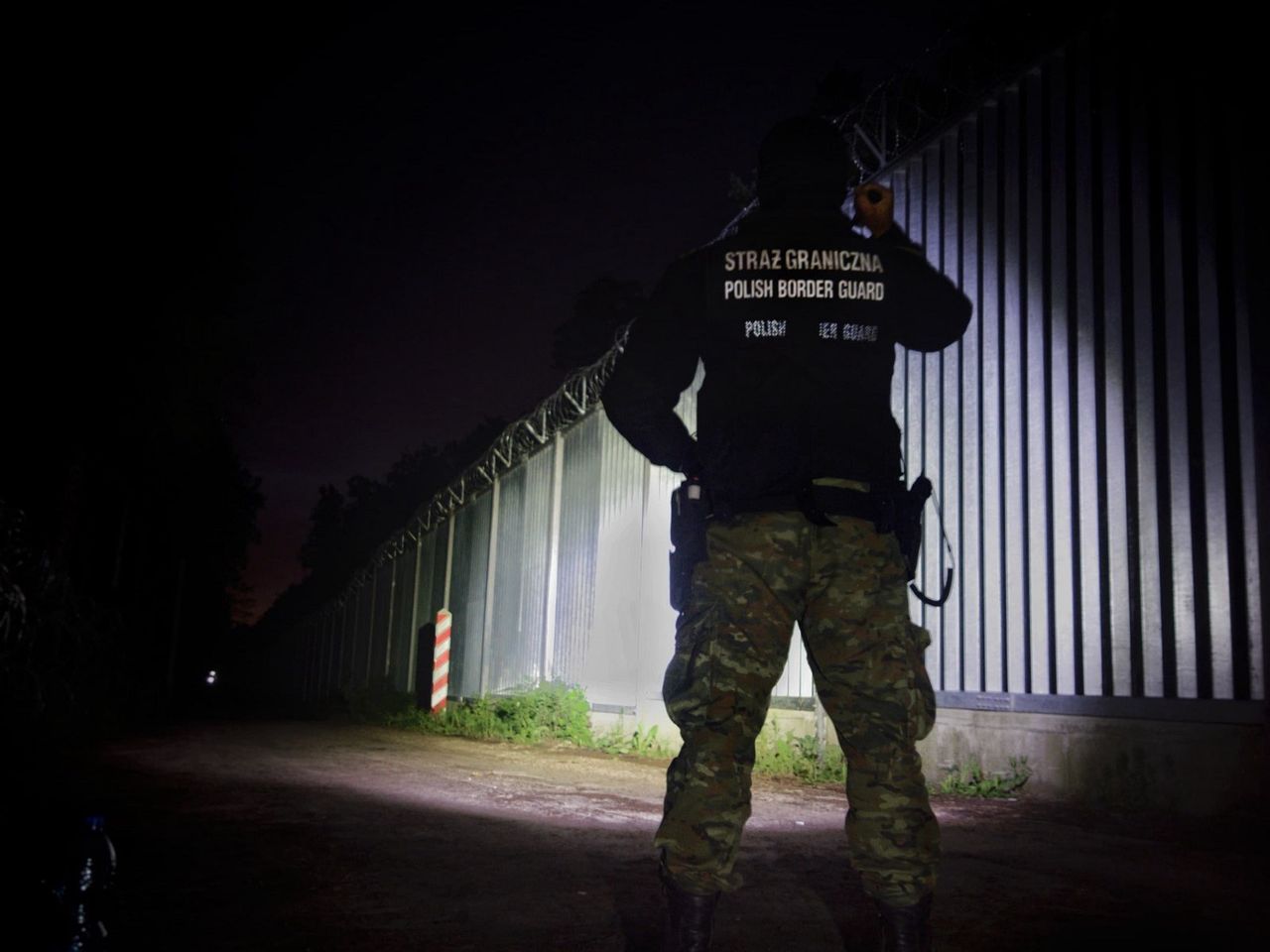 Migranci spadli z płotu i poszli do sądu. Polska straż przegrała