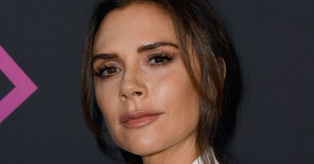 Victoria Beckham i jej NABRZMIAŁE USTA wdzięczą się do kamery. Fani: "WYGLĄDASZ DZIWACZNIE"