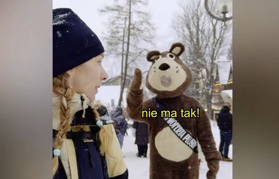 "Zachłanny" miś z Krupówek w reklamie Plusha. Marka zmienia komunikację