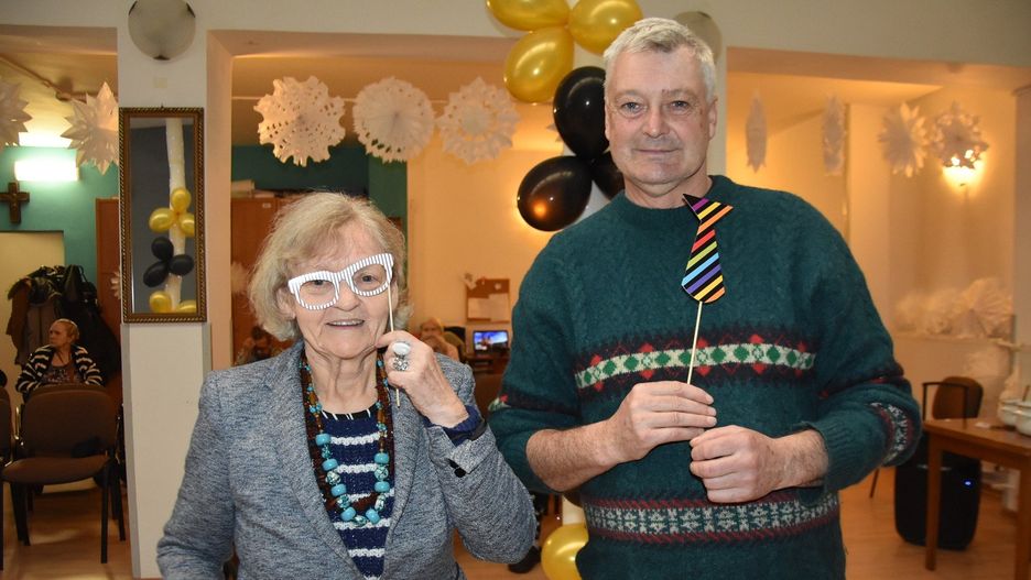 Wróżby, wspólna zabawa i dużo śmiechu. To część programu zabawy andrzejkowej, w której uczestniczyli pracownicy i mieszkańcy Domu Pomocy Społecznej w Sandomierzu.