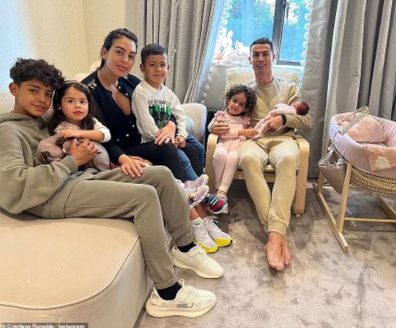 Cristiano Ronaldo pokazuje zdjęcie z nowonarodzoną córeczką. "NA ZAWSZE MIŁOŚĆ"