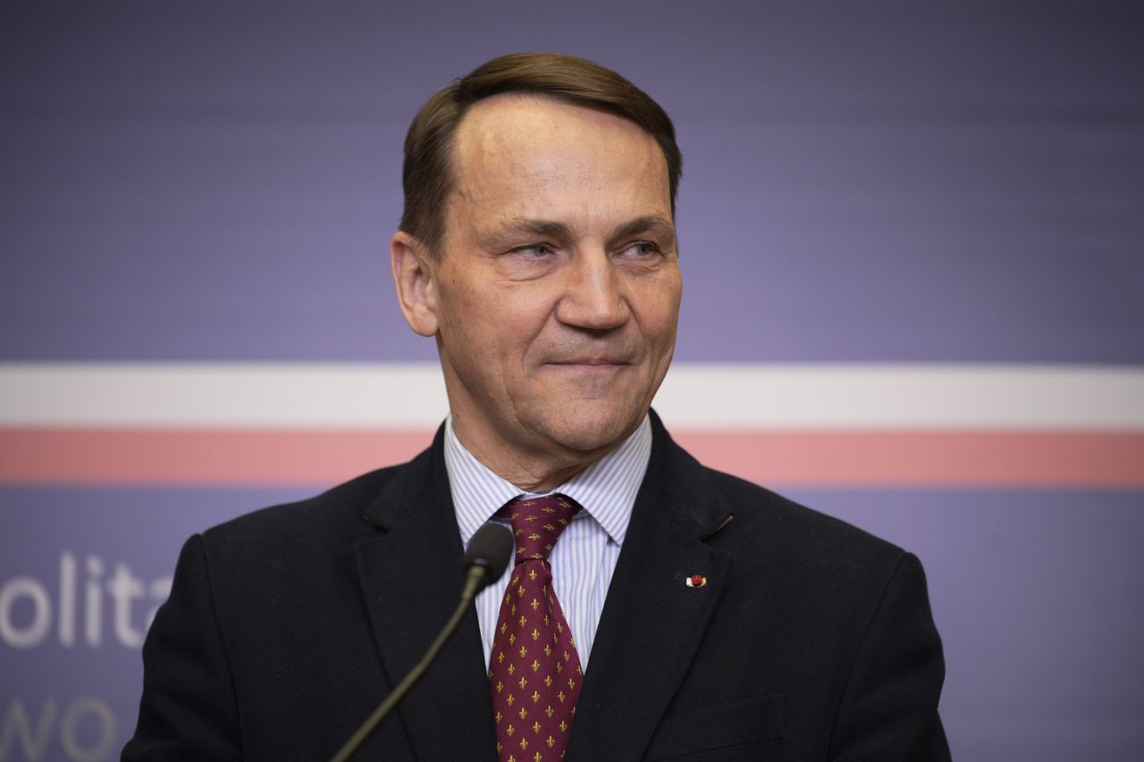 Russia's economic growth amidst sanctions: a result of war economy, warns Radosław Sikorski