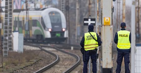 Wskakują na pociągi. Policja ostrzega przed niebezpiecznym trendem