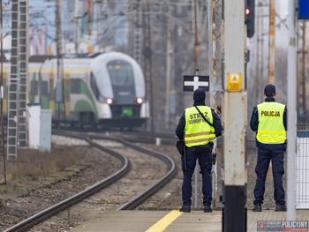 Wskakują na pociągi. Policja ostrzega przed niebezpiecznym trendem
