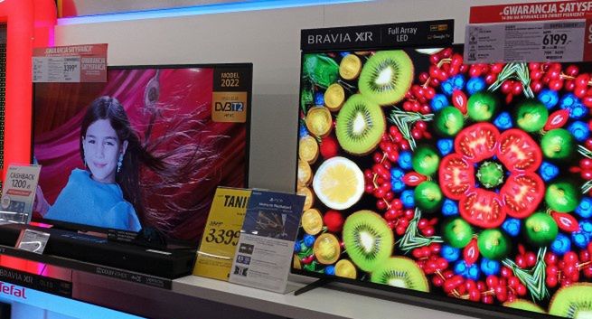 Operatorzy komórkowi sprzedają telewizory. Czy to opłacalne?