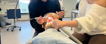 Uczniowie ostrowieckiego "Staszica" w roli przyszłych dentystów. W Lublinie czekały na nich symulatory 3D i niezwykły robot