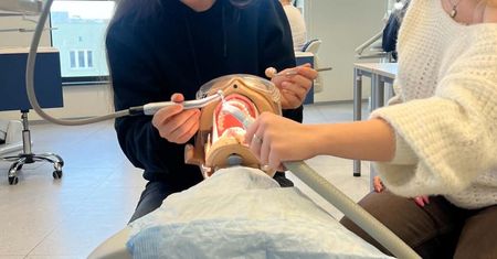 Uczniowie ostrowieckiego "Staszica" w roli przyszłych dentystów. W Lublinie czekały na nich symulatory 3D i niezwykły robot