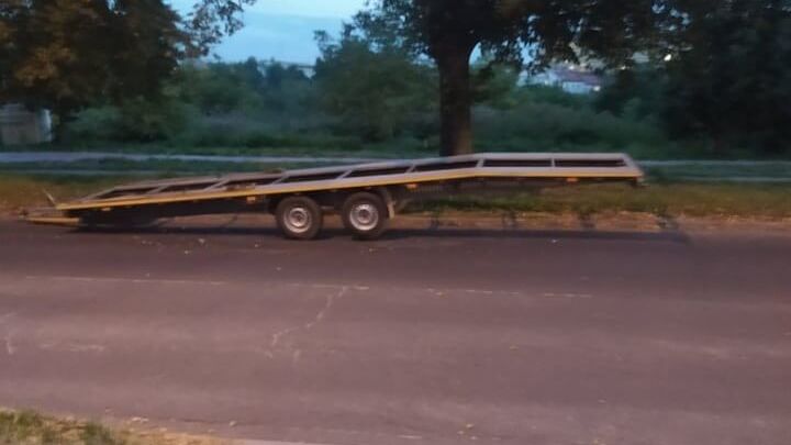 Przyczepa do przewozu pojazdów na ul. Glinianej