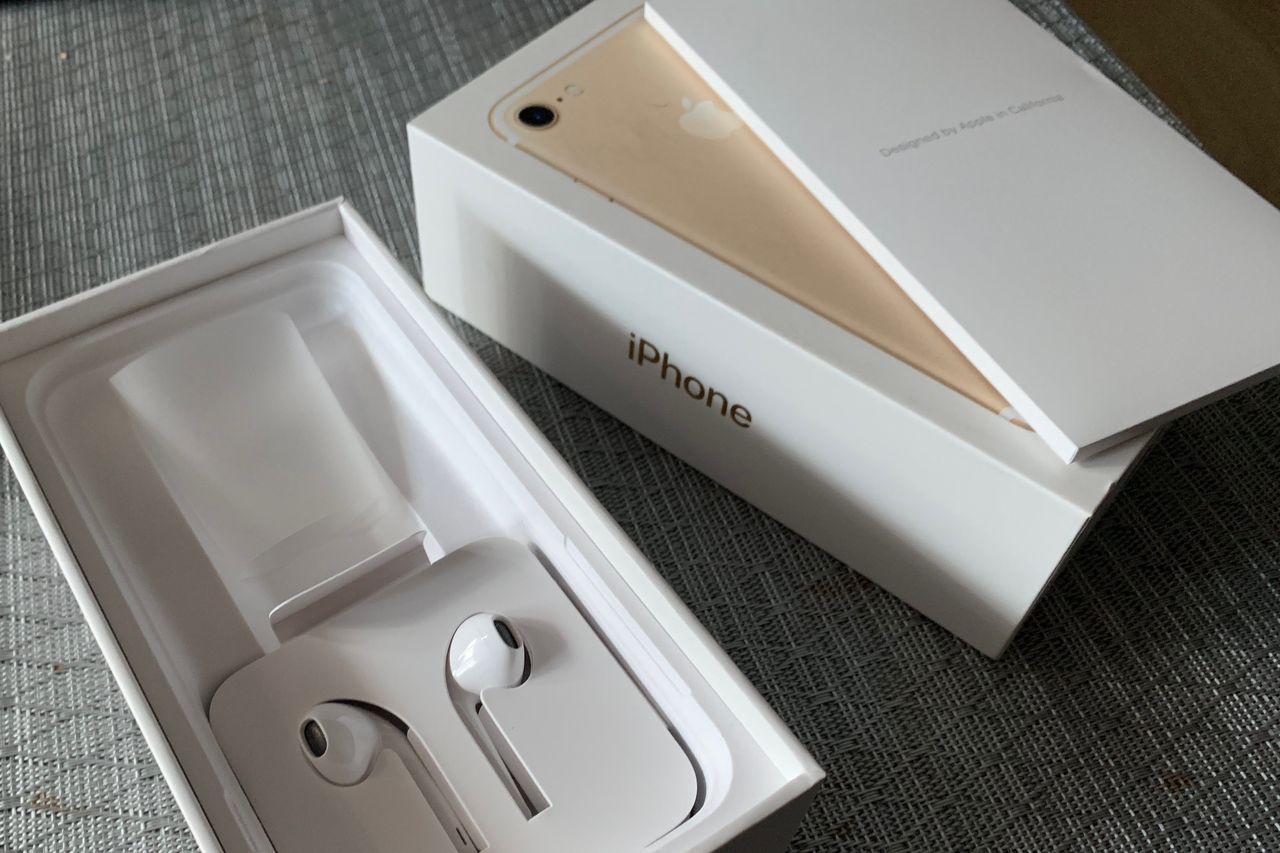 Starsze iPhone'y także bez przejściówki. Apple zmieniło zawartość pudełek