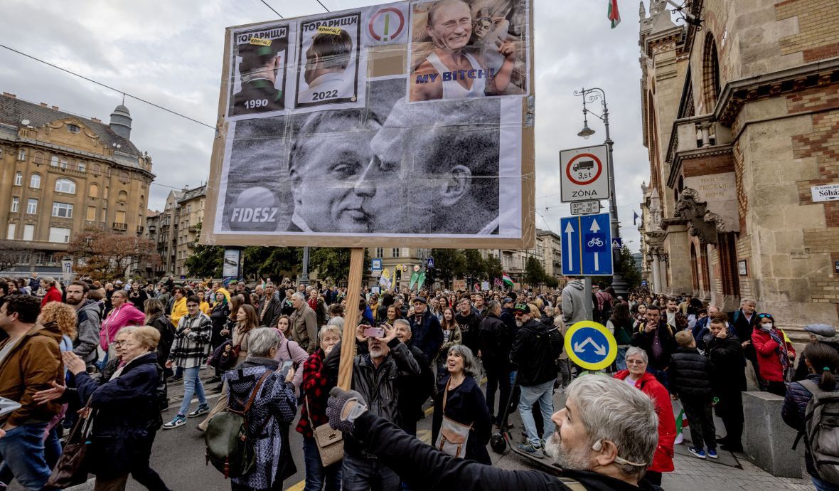 Manifestacja nauczycieli. Csaba: "Szkolnictwo jest w opłakanym stanie. Brakuje tysięcy nauczycieli. Są przepracowani i słabo opłacani, a rząd Fideszu celowo ich degraduje"