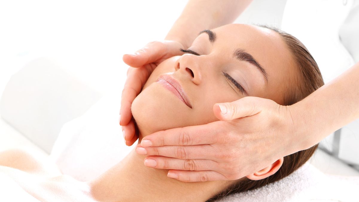 Ceramidy w skórze i kosmetykach wypełniają przestrzenie międzykomórkowe.