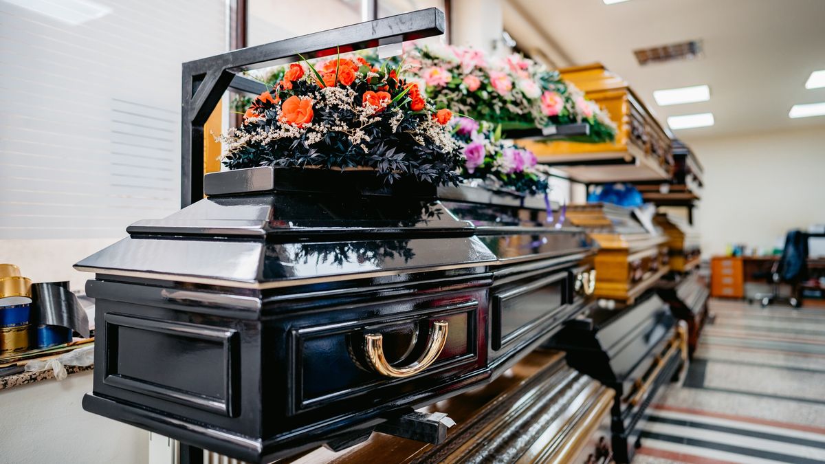Shop selling coffins and funeral wreaths
Shop selling coffins and funeral wreaths. Sale of funeral accessories.
urbazon