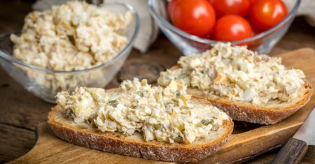 Przepis z PRL. Pasta do chleba "awanturka". Zrobisz ją w 5 minut