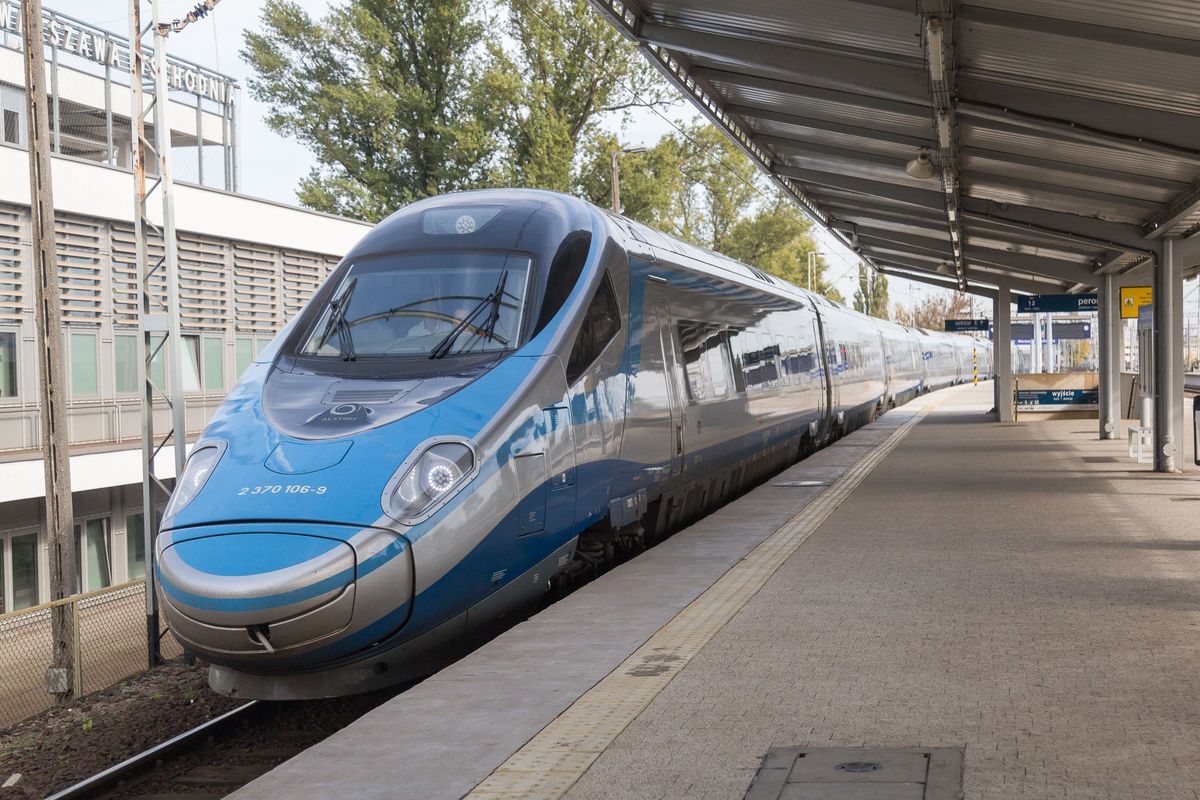 pendolino, pociąg, policja Drzewo spadło na Pendolino. Poważne utrudnienia