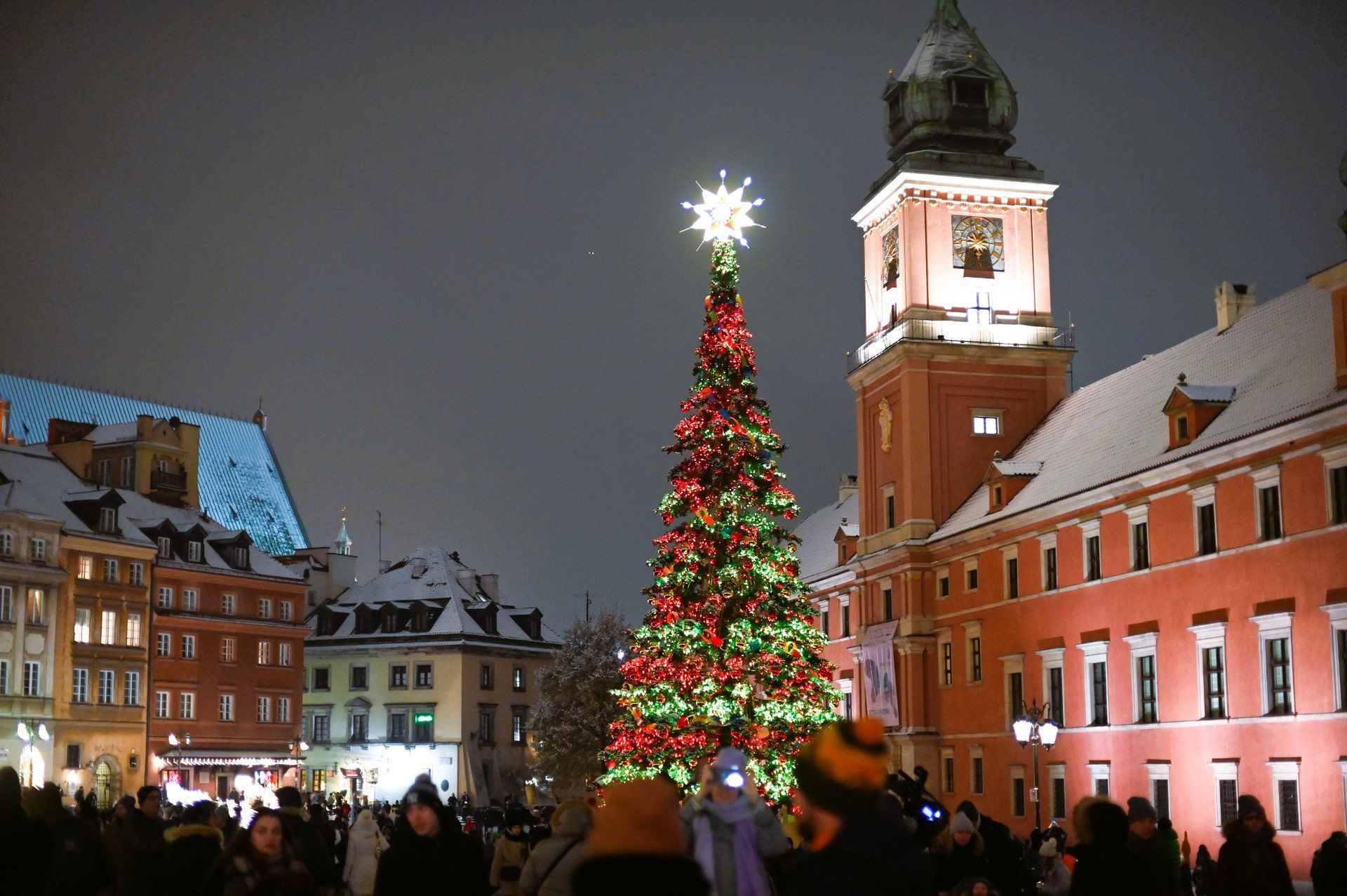 Lećcie na Międzymurze w Warszawie, gdzie właśnie otwarto pierwszy stołeczny jarmark bożonarodzeniowy. Jakie atrakcje oferuje? Jakie jeszcze jarmarki pojawią się w Warszawie w najbliższych dniach? Sprawdź!